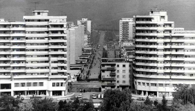 Illustration for article titled Cómo un pueblo de Rumania logró mover un edificio de 7 mil toneladas a la acera de enfrente en 5 horas